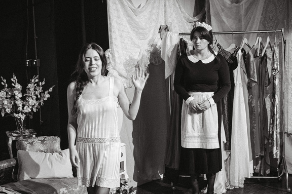 Maids DR - B&amp;W-21